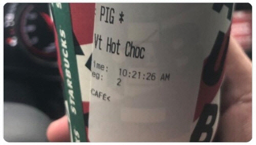 미 오클라호마주의 경찰관이 스타벅스에서 주문한 뒤 받은 음료에 '돼지'가 인쇄된 라벨이 붙어 있다. [출처=트위터]